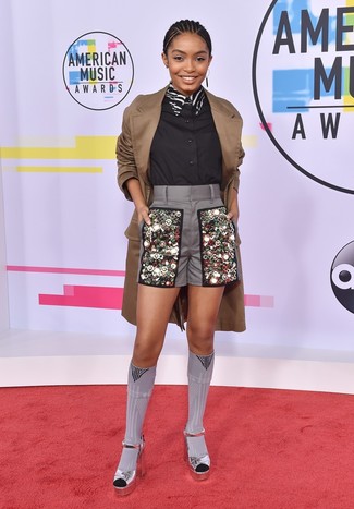 Какие босоножки на каблуке носить с серыми шортами