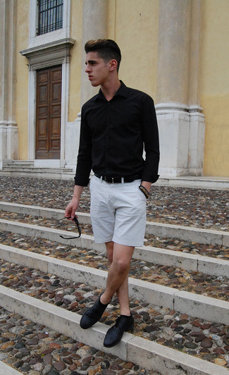 Какие рубашки с длинным рукавом носить с серыми шортами мужчине