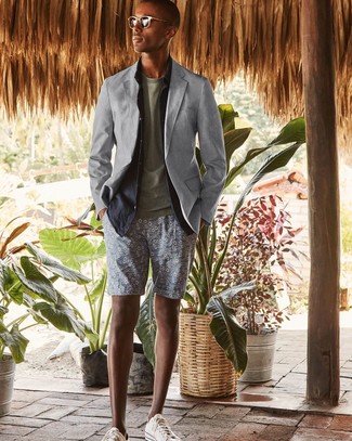 Какие рубашки с длинным рукавом носить с серыми шортами мужчине