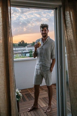 Какие рубашки с длинным рукавом носить с серыми шортами мужчине