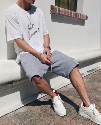 Какие низкие кеды носить с серыми шортами мужчине