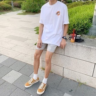 Какие низкие кеды носить с серыми шортами мужчине