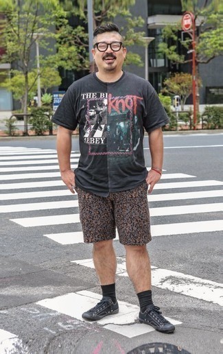 Какие низкие кеды носить с серыми шортами мужчине