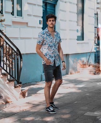 Какие низкие кеды носить с серыми шортами мужчине