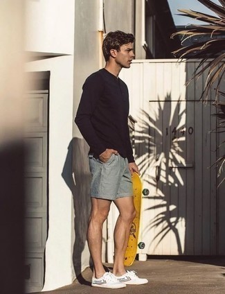 Какие низкие кеды носить с серыми шортами мужчине