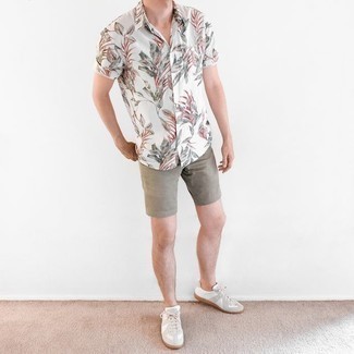 Какие низкие кеды носить с серыми шортами мужчине