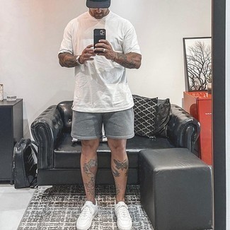 Какие низкие кеды носить с серыми шортами мужчине