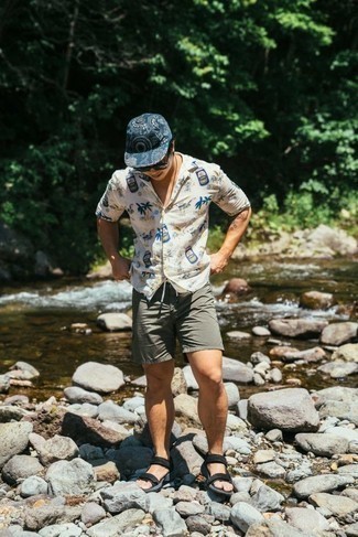 Какие сандалии носить с серыми шортами мужчине