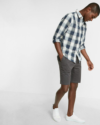 Как носить серые шорты с белыми низкими кедами мужчине