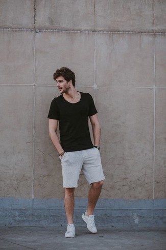 Как носить серые шорты с белыми низкими кедами мужчине