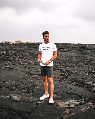 Как носить серые шорты с белыми низкими кедами мужчине