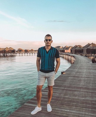 Как носить серые шорты с белыми низкими кедами мужчине