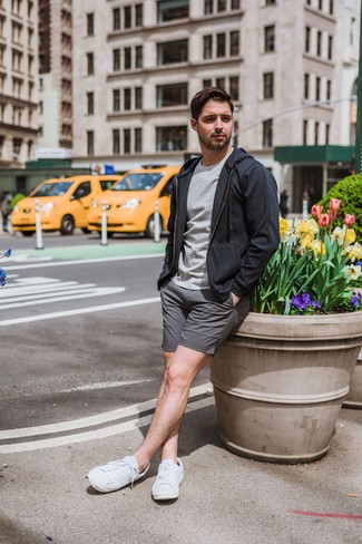 Как носить серые шорты с белыми низкими кедами мужчине
