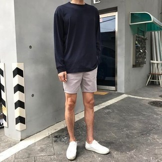 Как носить серые шорты с белыми низкими кедами мужчине