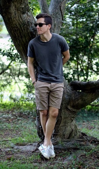 Как носить серые шорты с белыми низкими кедами мужчине