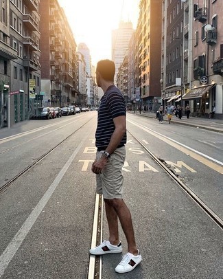 Как носить серые шорты с белыми низкими кедами мужчине
