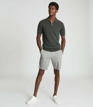 Как носить серые шорты с белыми низкими кедами мужчине