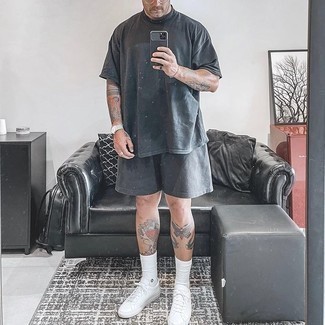 Как носить серые шорты с белыми низкими кедами мужчине