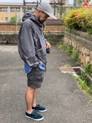 Какие ветровки носить с серыми шортами мужчине