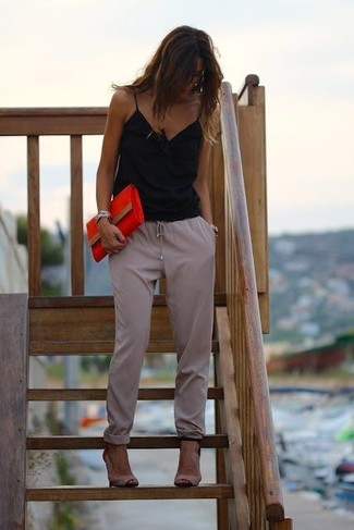 С чем носить серые шелковые брюки женщине