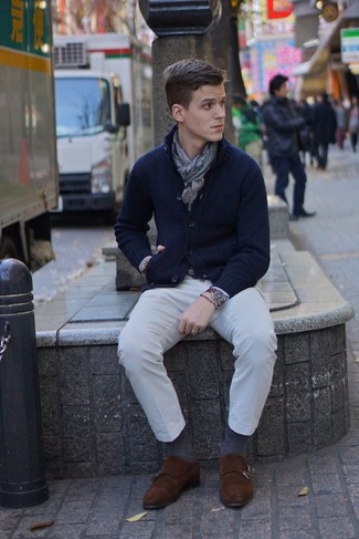 С чем носить серый шелковый шарф мужчине