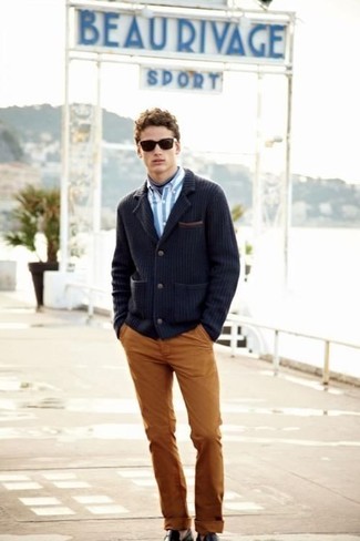 С чем носить серый шелковый шарф мужчине