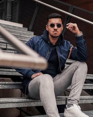 Какие бомберы носить с серыми зауженными джинсами мужчине