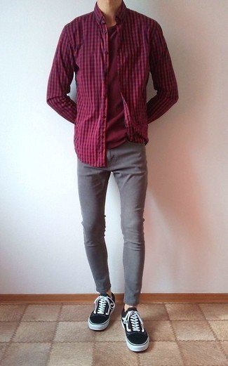 С чем носить серые зауженные джинсы мужчине