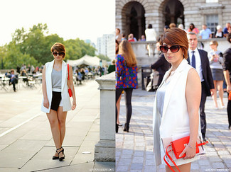 Как носить серый топ без рукавов с черными замшевыми туфлями