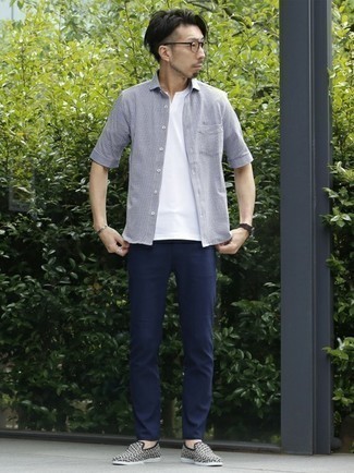 Какие брюки чинос носить с серыми слипонами