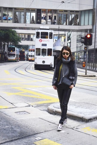 Какие джинсы носить с серыми слипонами женщине