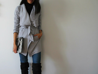 С чем носить серый кожаный клатч со змеиным рисунком