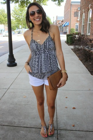 С чем носить серые босоножек со змеиным рисунком женщине