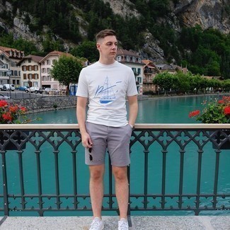 С чем носить серые спортивные шорты мужчине