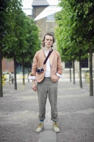 С чем носить серые замшевые повседневные ботинки мужчине