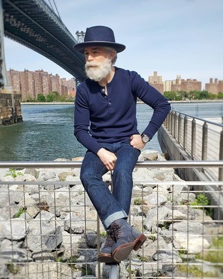 С чем носить серые замшевые повседневные ботинки мужчине