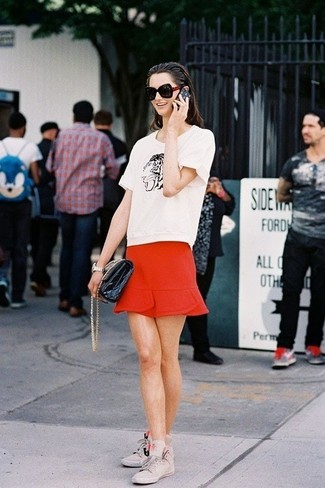 С чем носить серые замшевые высокие кеды женщине