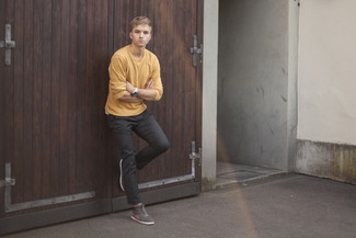 С чем носить серые замшевые высокие кеды мужчине