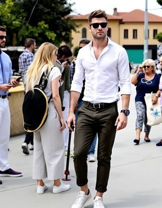 С чем носить серые замшевые низкие кеды мужчине