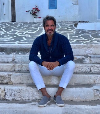 С чем носить серые замшевые слипоны мужчине