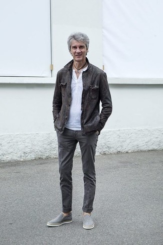 С чем носить серые замшевые слипоны мужчине