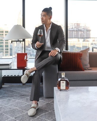 Как носить серый костюм с бежевыми замшевыми лоферами