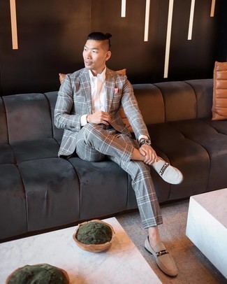 Как носить серый костюм с бежевыми замшевыми лоферами