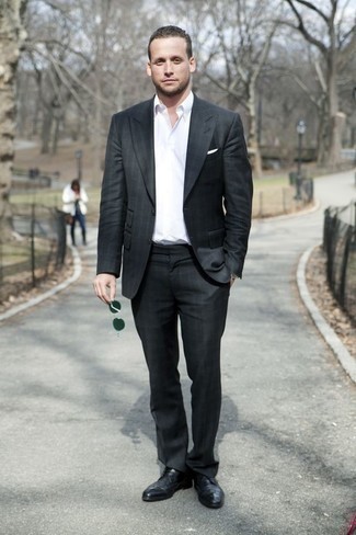 Как носить серый костюм с черными кожаными брогами