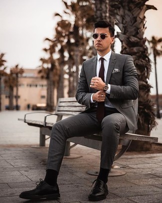 Как носить серый костюм с черными кожаными брогами