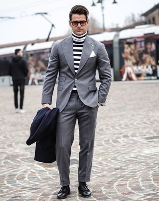 Как носить серый костюм с черными кожаными брогами