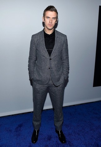 Как носить серый костюм с черными кожаными ботинками челси