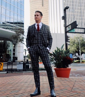 Как носить серый костюм с черными кожаными ботинками челси