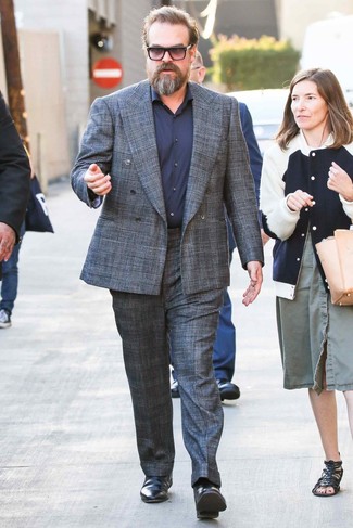 Как носить серый костюм с черными кожаными ботинками челси