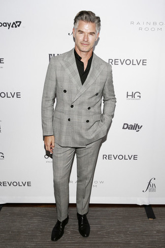 Как носить серый костюм с черными кожаными ботинками челси